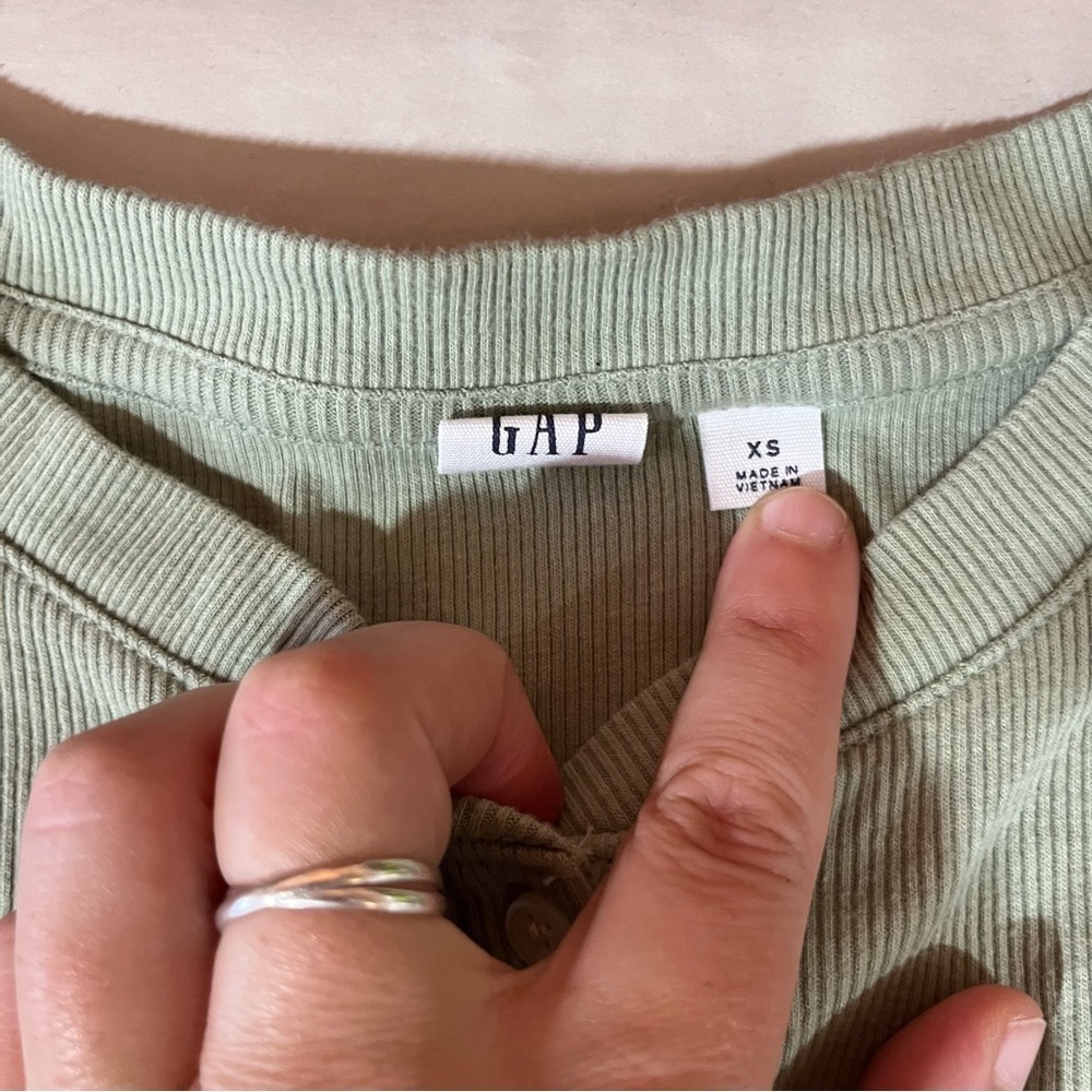 GAP~ Women’s Ribbed Short Sleeve Henley in Desert Sage Green XS - Picture 6 of 9